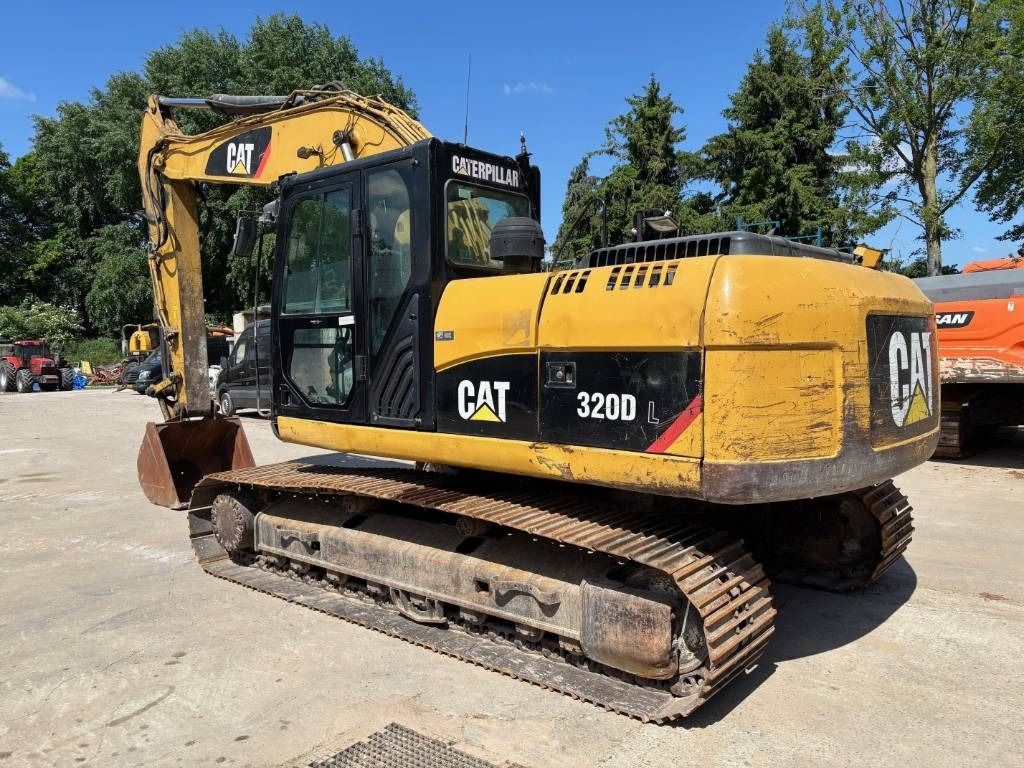 Excavadora de orugas Caterpillar 320DL 2010, vista trasera tres cuartos Excavadora de orugas Caterpillar 320DL 2010, vista trasera tres cuartos