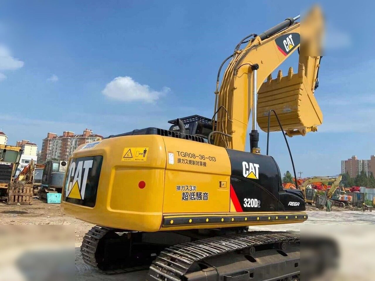 Pelle sur chenilles Caterpillar 320D2 de 2019, vue arrière trois-quarts