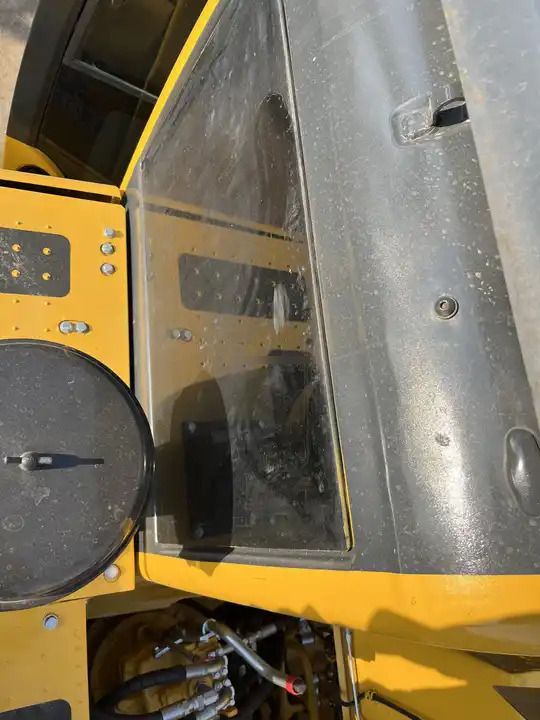 Escavatore cingolato Komatsu PC200-8 del 2020, vista dall'alto del vano motore Escavatore cingolato Komatsu PC200-8 del 2020, vista dall'alto del vano motore