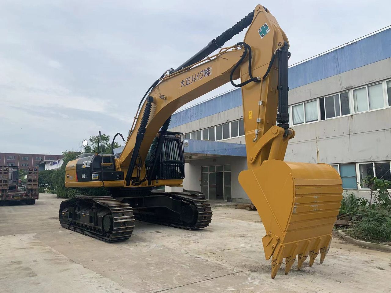 2022 Caterpillar 340D crawler excavator, front three-quarter view 2022 Caterpillar 340D crawler excavator, front three-quarter view