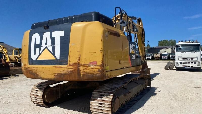 2014 Caterpillar 324E crawler excavator rear view 2014 Caterpillar 324E crawler excavator rear view