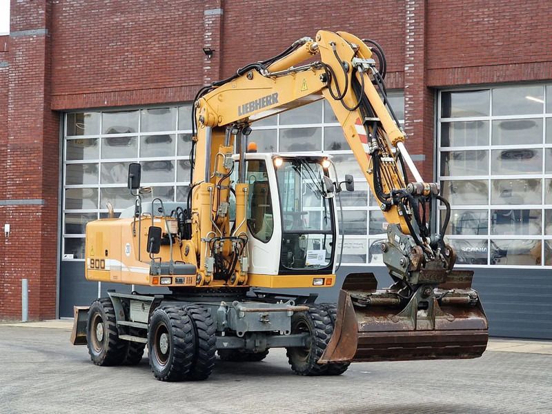 2009 Liebherr A900C wheel excavator, side profile view