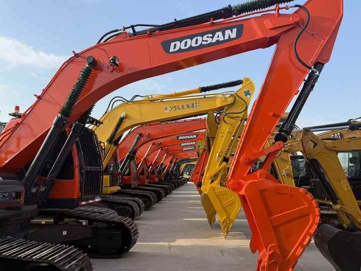 2023 Doosan DX300LC-9C crawler excavator, side view 2023 Doosan DX300LC-9C crawler excavator, side view