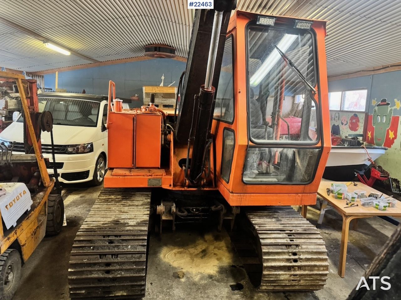 1986 Hitachi UH033 crawler excavator front view