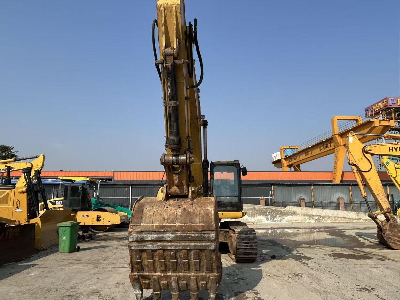 2014 Caterpillar 336D crawler excavator, front view of bucket and boom 2014 Caterpillar 336D crawler excavator, front view of bucket and boom