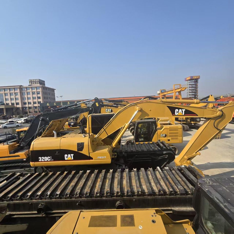 2021 Caterpillar 320CL amphibious excavator, side view 2021 Caterpillar 320CL amphibious excavator, side view