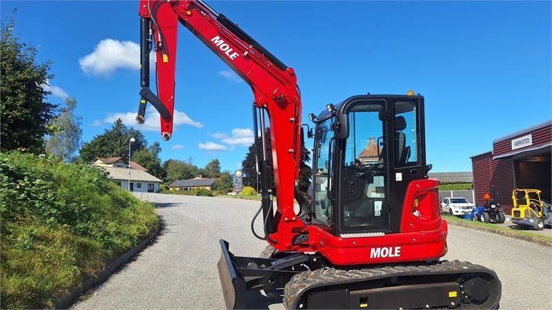 Mole M60ZT mini excavator, side view Mole M60ZT mini excavator, side view