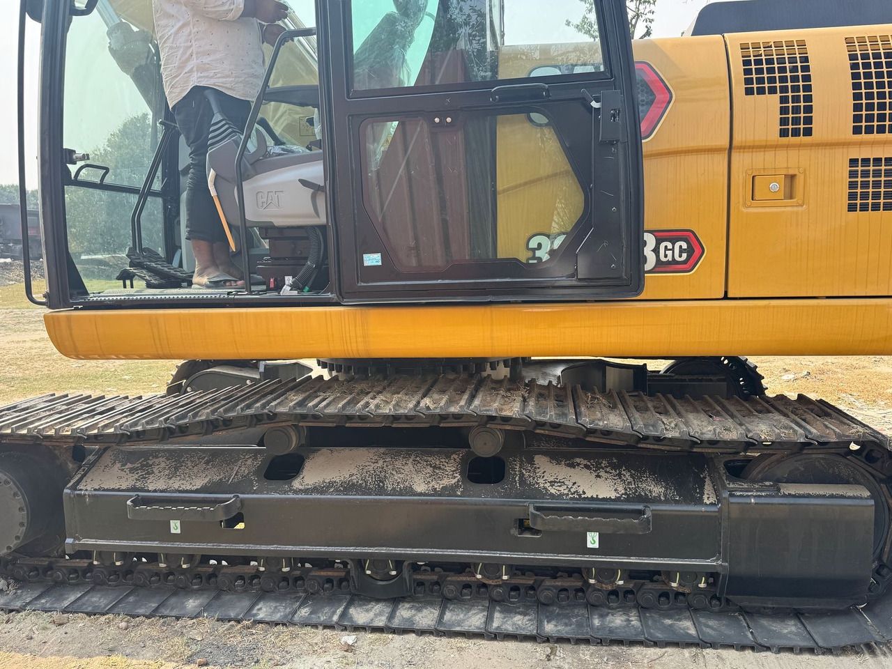 2025 Caterpillar 323GC crawler excavator side view of cab and tracks 2025 Caterpillar 323GC crawler excavator side view of cab and tracks