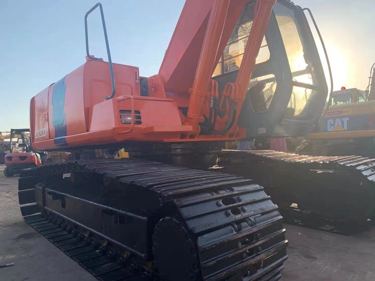 2016 Hitachi EX200-2 crawler excavator, side view 2016 Hitachi EX200-2 crawler excavator, side view