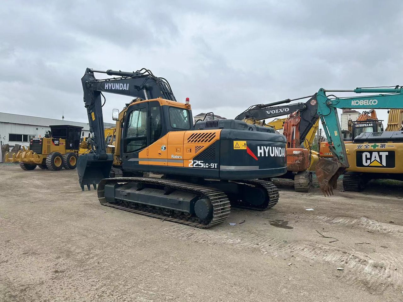 2024 Hyundai R225LC-9T crawler excavator, rear three-quarter view 2024 Hyundai R225LC-9T crawler excavator, rear three-quarter view