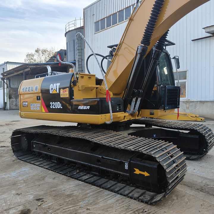 2016 Caterpillar 320DL crawler excavator, side view 2016 Caterpillar 320DL crawler excavator, side view