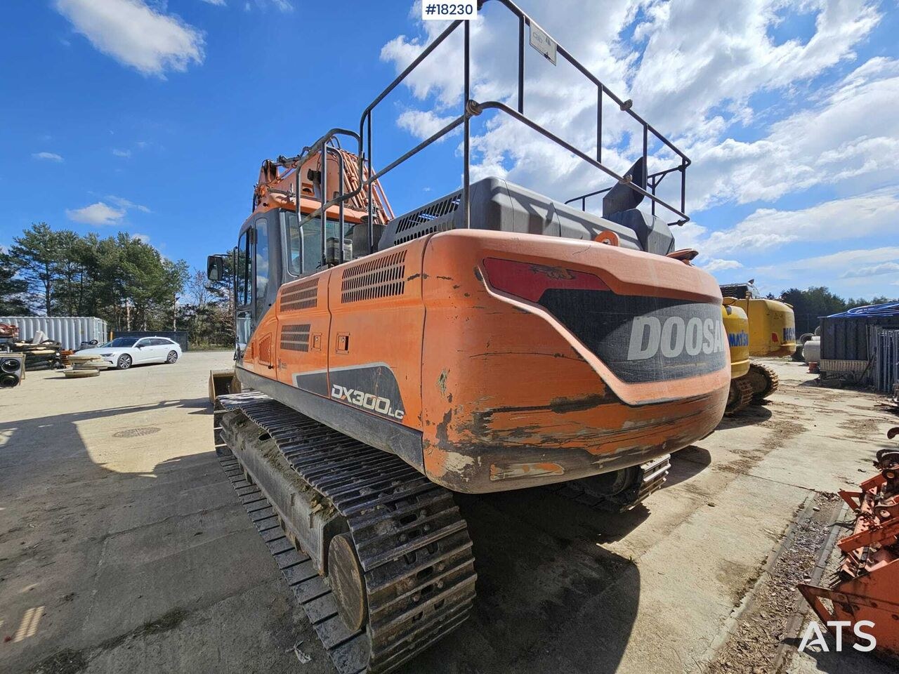 2015 Doosan DX300LC crawler excavator rear view 2015 Doosan DX300LC crawler excavator rear view