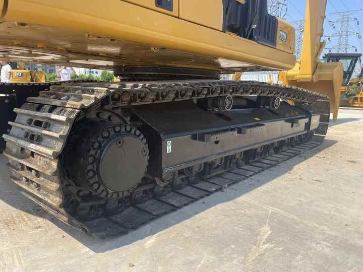 2021 Caterpillar 330GC crawler excavator undercarriage view 2021 Caterpillar 330GC crawler excavator undercarriage view