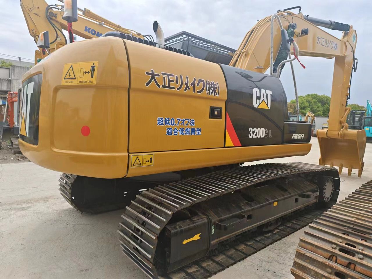 Гусеничный экскаватор 2020 Caterpillar 320D2 L, вид сзади в три четверти Гусеничный экскаватор 2020 Caterpillar 320D2 L, вид сзади в три четверти