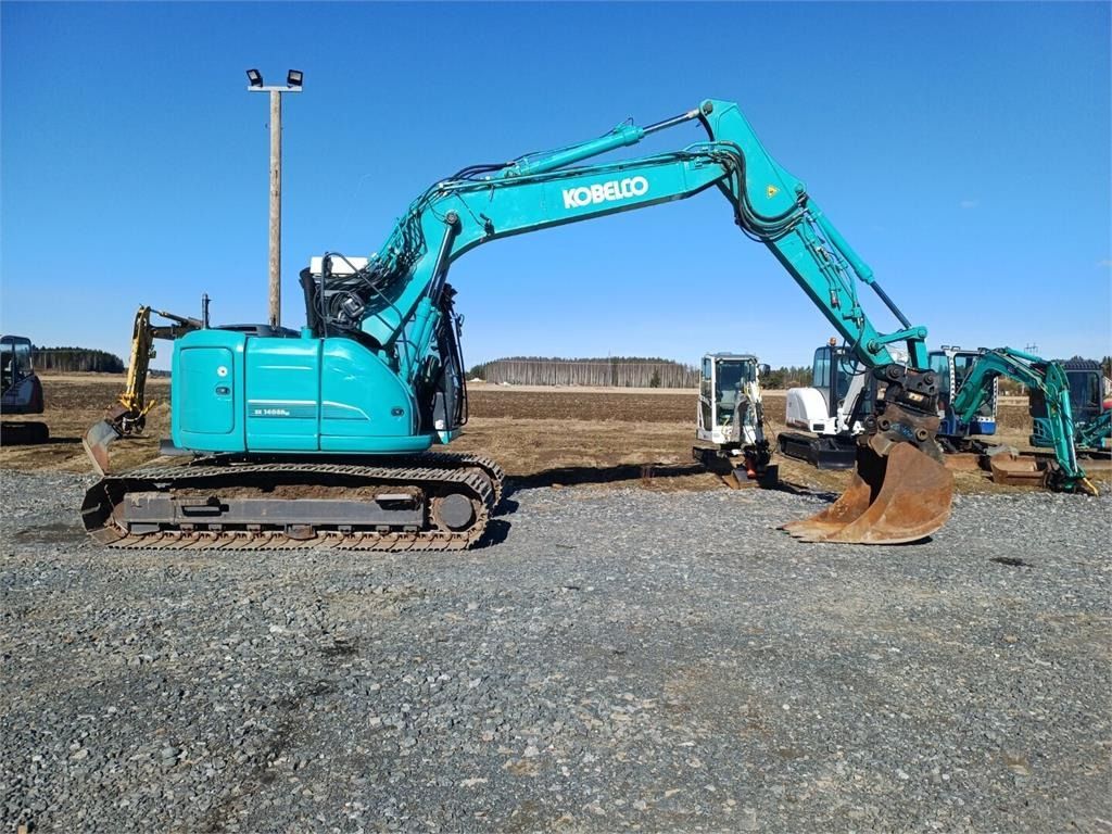 2013 Kobelco SK140SRLC-3 crawler excavator, side view 2013 Kobelco SK140SRLC-3 crawler excavator, side view