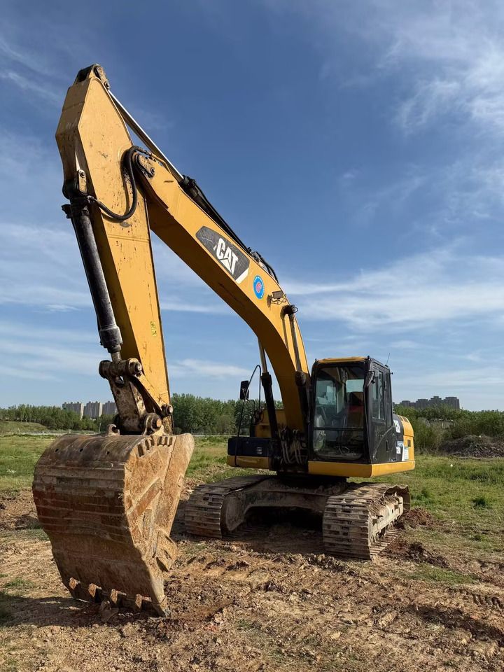 Pelle sur chenilles Caterpillar 320D2 2017, vue trois-quarts avant