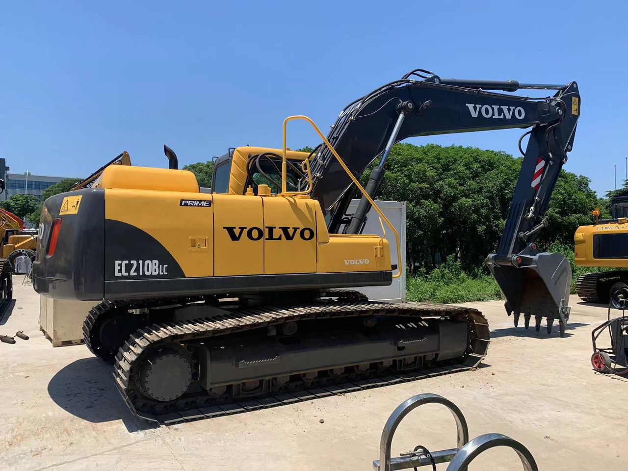 Volvo EC210BLC crawler excavator, side view Volvo EC210BLC crawler excavator, side view
