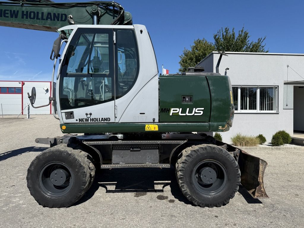 2009 New Holland MH-PLUS wheel excavator, side view 2009 New Holland MH-PLUS wheel excavator, side view