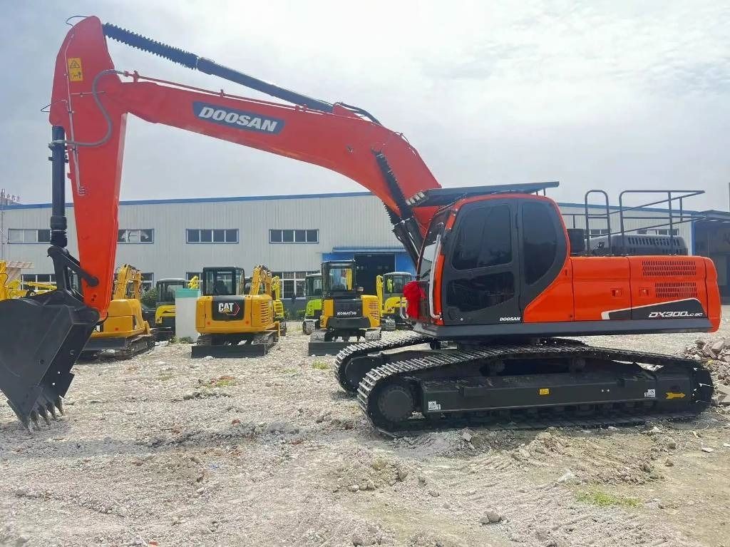 2023 Doosan DX300LC excavator side view 2023 Doosan DX300LC excavator side view