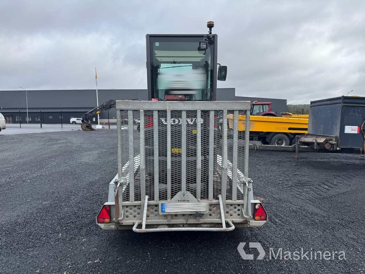 2019 Volvo EC18E crawler excavator on trailer, rear view 2019 Volvo EC18E crawler excavator on trailer, rear view
