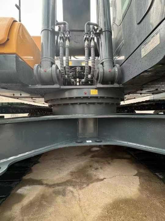 2022 Hyundai 225LVS crawler excavator swing bearing and hydraulic detail 2022 Hyundai 225LVS crawler excavator swing bearing and hydraulic detail