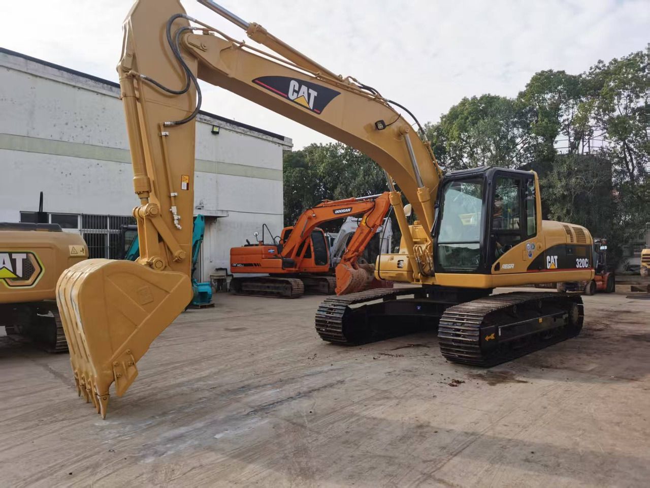Гусеничный экскаватор 2008 Caterpillar 320CL, вид сбоку