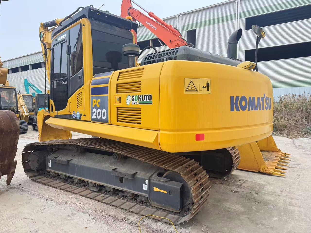 Escavadora de rastos Komatsu PC200-8 2023, vista traseira a três quartos