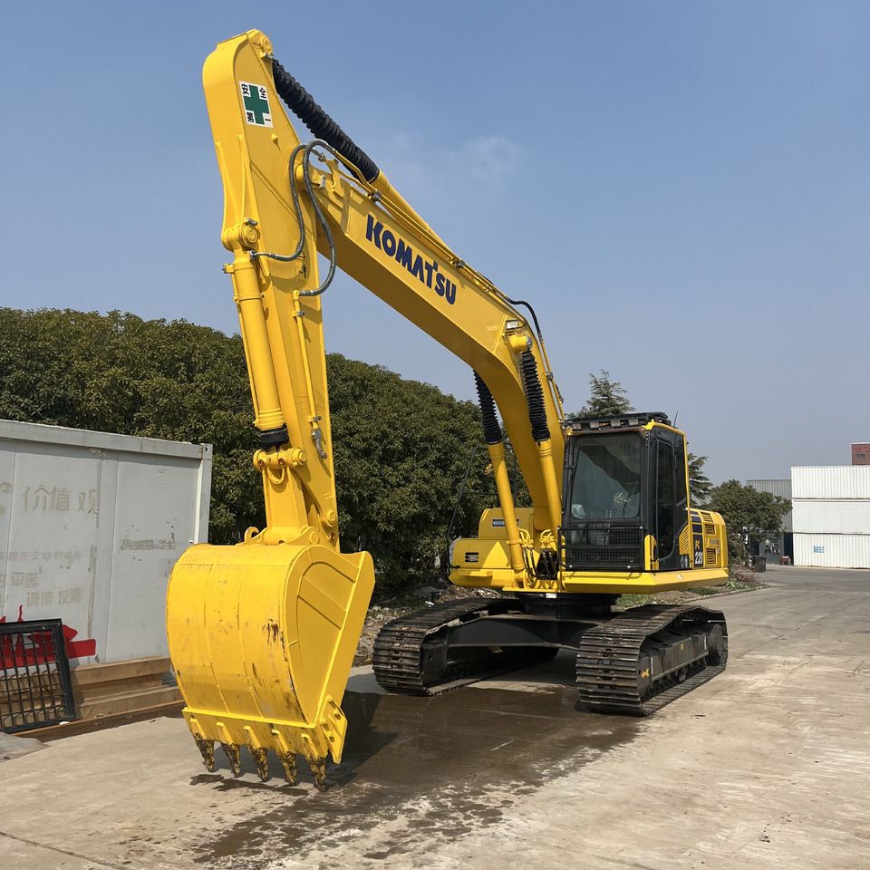 Koparka gąsienicowa Komatsu PC220-8 z 2023, widok z przodu pod kątem Koparka gąsienicowa Komatsu PC220-8 z 2023, widok z przodu pod kątem