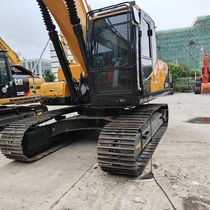 2022 Hyundai R220LC-9S crawler excavator, front three-quarter view 2022 Hyundai R220LC-9S crawler excavator, front three-quarter view