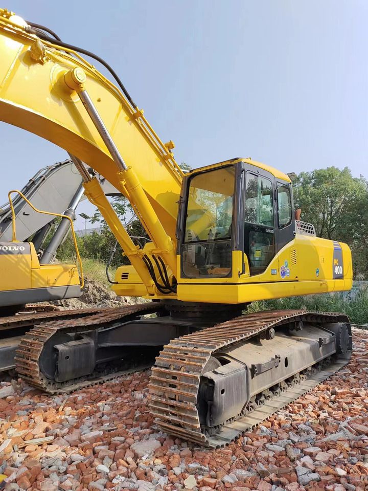 2017 Komatsu PC400-7 crawler excavator, side view 2017 Komatsu PC400-7 crawler excavator, side view