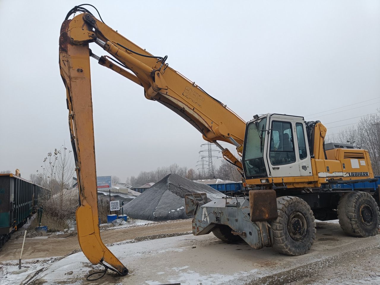 2000 Liebherr A 932 LITRONIC material handler, side profile view 2000 Liebherr A 932 LITRONIC material handler, side profile view