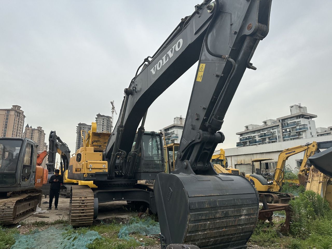 Volvo EC480DL crawler excavator, front three-quarter view Volvo EC480DL crawler excavator, front three-quarter view