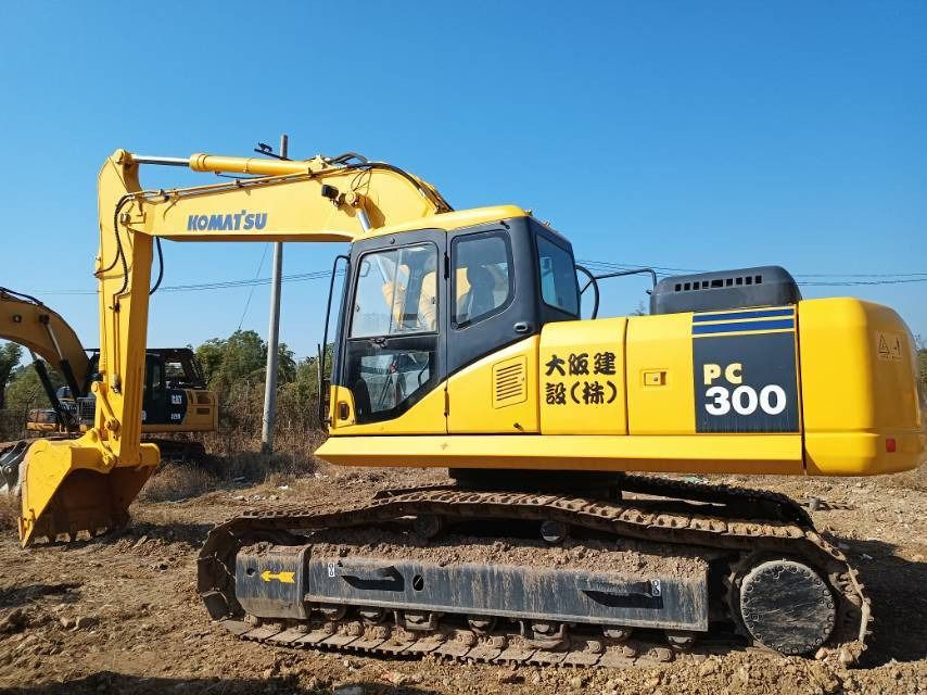 2022 Komatsu PC300 crawler excavator side view 2022 Komatsu PC300 crawler excavator side view