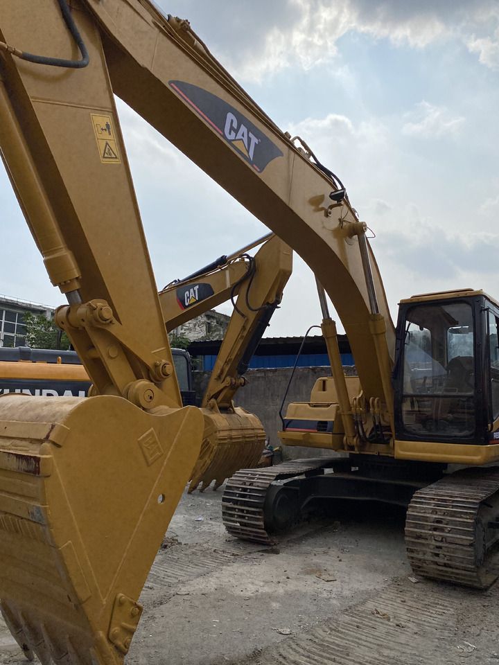 2015 Caterpillar 325B crawler excavator, front three-quarter view 2015 Caterpillar 325B crawler excavator, front three-quarter view