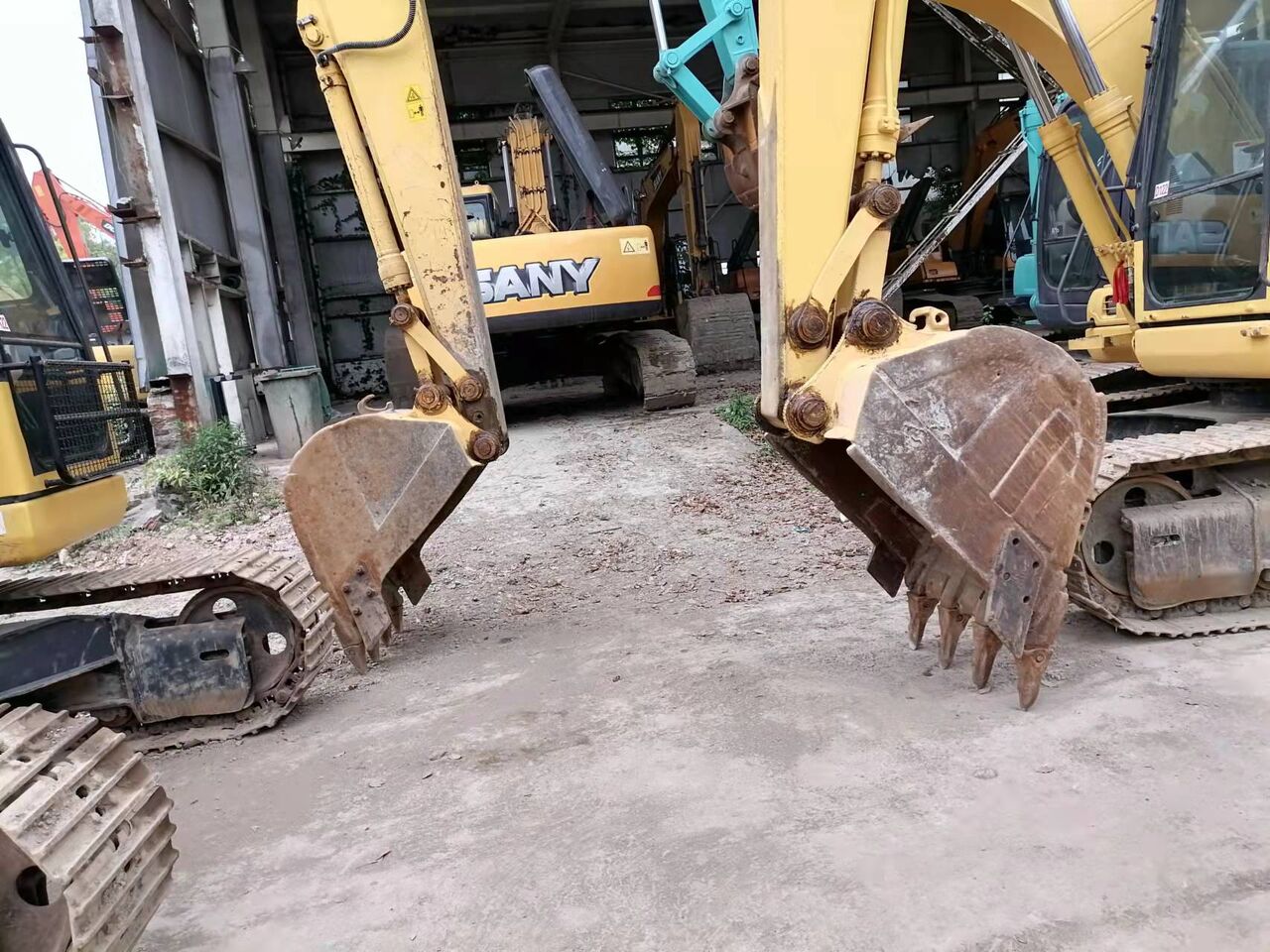 2023 Komatsu PC110-7 excavator bucket and arm view 2023 Komatsu PC110-7 excavator bucket and arm view