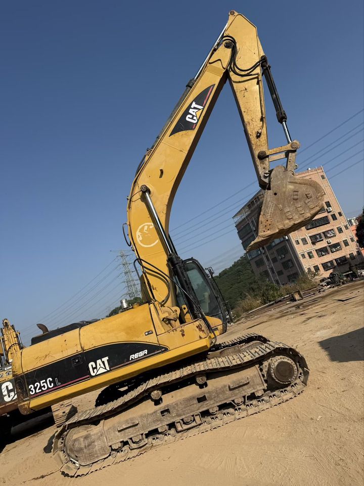 2006 Caterpillar 325CL crawler excavator side view 2006 Caterpillar 325CL crawler excavator side view