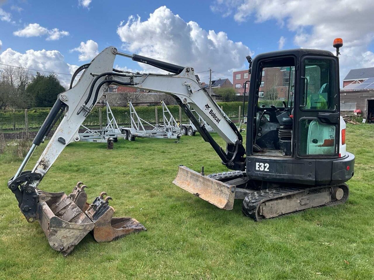 2016 Bobcat E32 crawler excavator, side profile view 2016 Bobcat E32 crawler excavator, side profile view