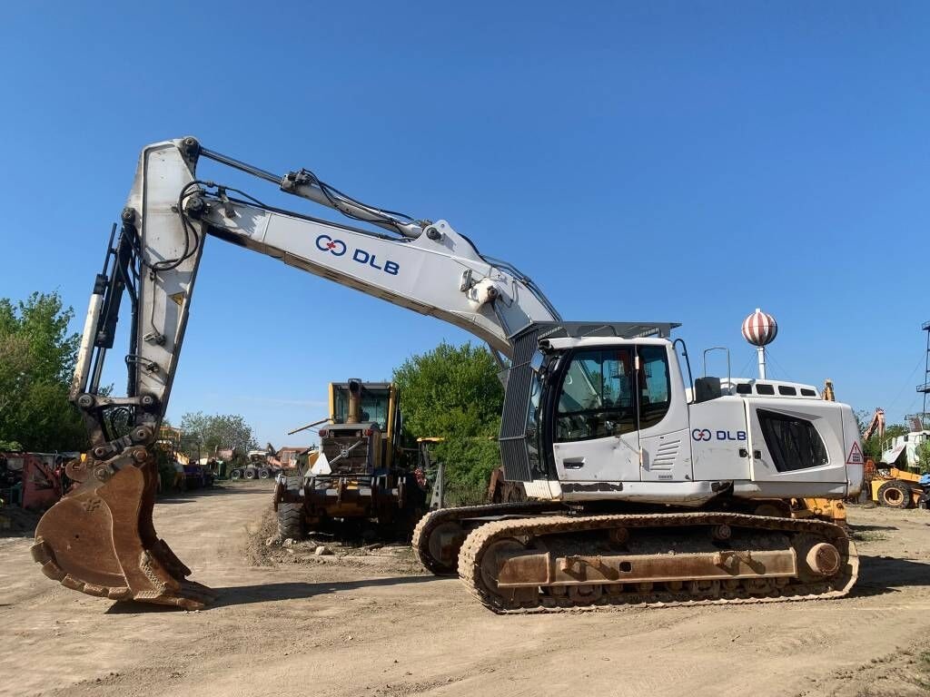 2014 Liebherr R936LC crawler excavator, side view 2014 Liebherr R936LC crawler excavator, side view
