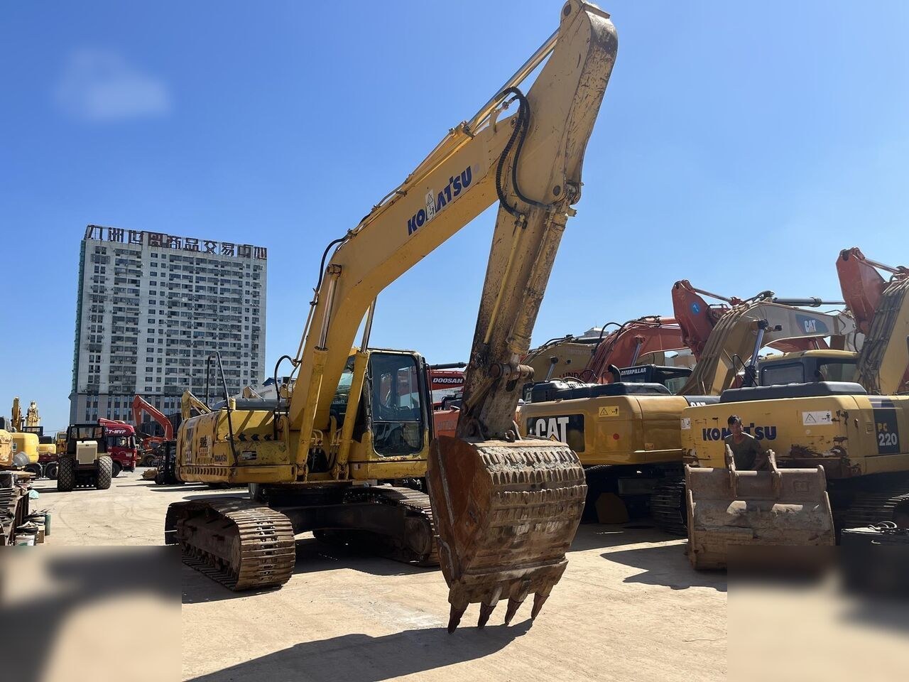 2024 Komatsu PC200-7 crawler excavator, side view 2024 Komatsu PC200-7 crawler excavator, side view