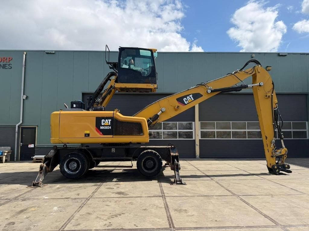 2018 Caterpillar MH3024 material handler, side profile view 2018 Caterpillar MH3024 material handler, side profile view