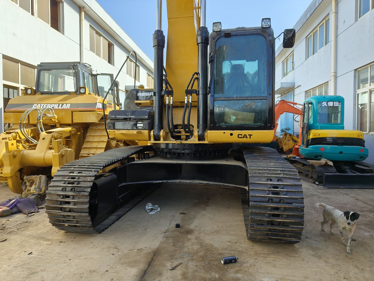 Caterpillar 336D crawler excavator, front view Caterpillar 336D crawler excavator, front view