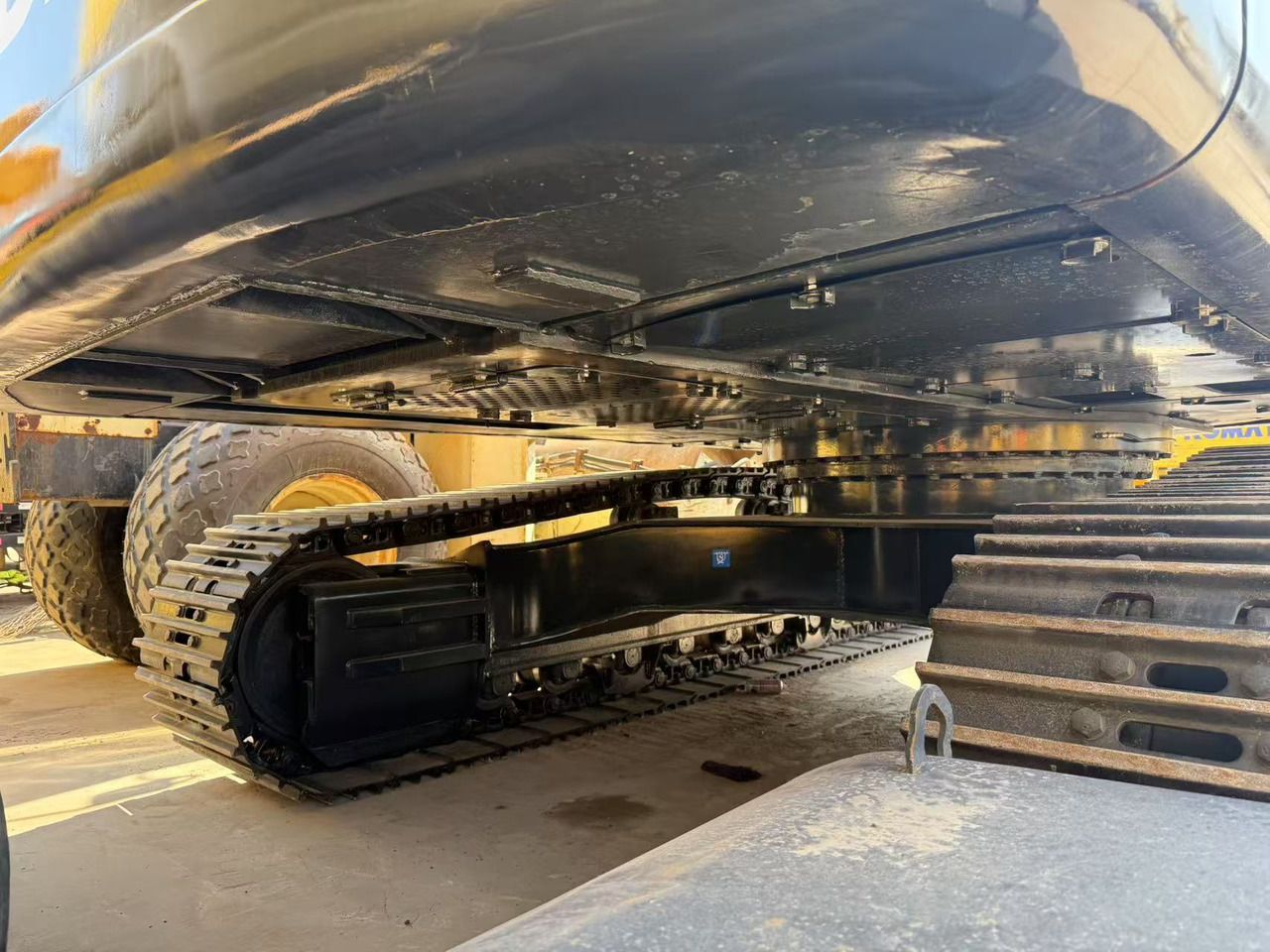 2020 Hyundai R300LC-9T crawler excavator undercarriage view 2020 Hyundai R300LC-9T crawler excavator undercarriage view
