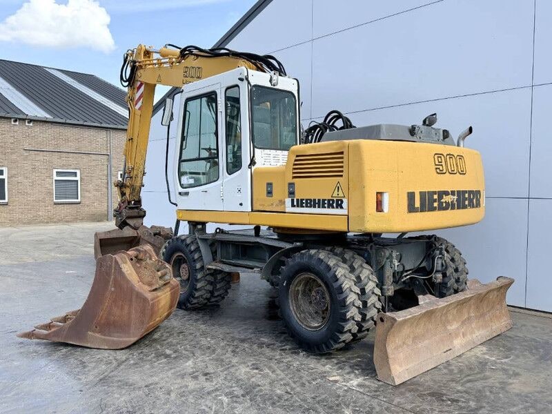2000 Liebherr A900B LITRONIC wheel excavator, rear three-quarter view