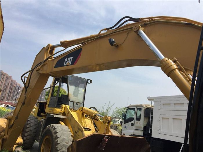 2006 Caterpillar 325B crawler excavator boom and cab view 2006 Caterpillar 325B crawler excavator boom and cab view
