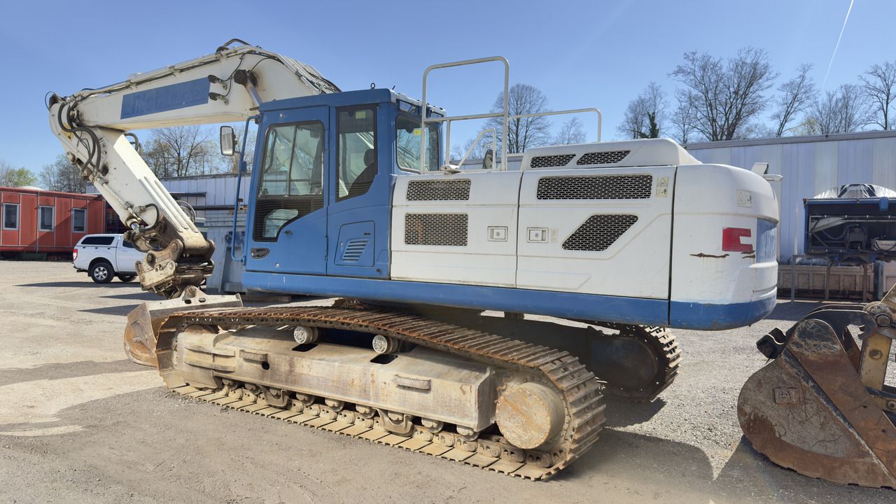 2015 Hyundai HX330 crawler excavator, side view 2015 Hyundai HX330 crawler excavator, side view