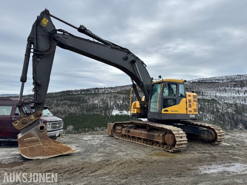 2011 Volvo ECR305CL excavator, side profile view 2011 Volvo ECR305CL excavator, side profile view