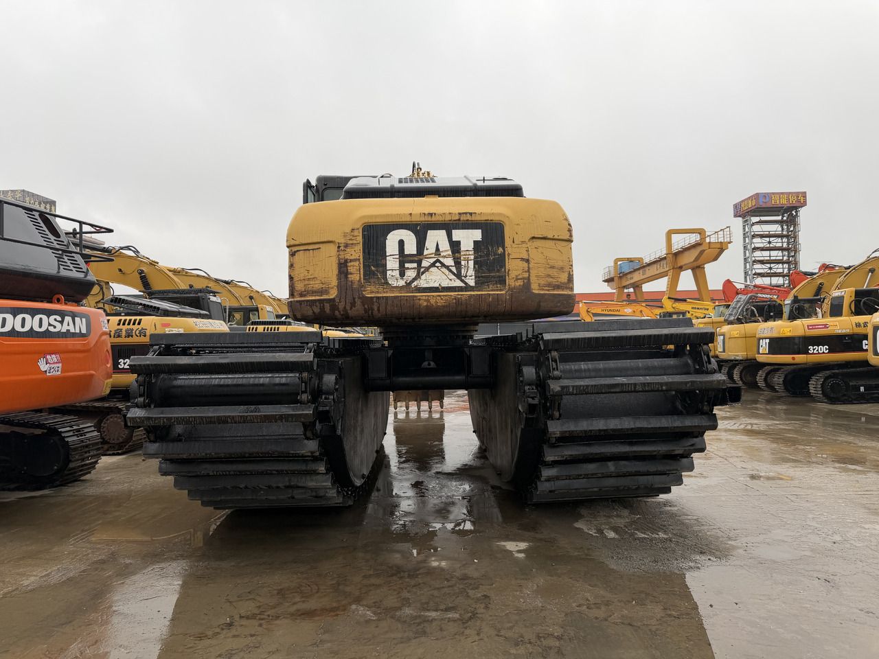 Escavatore anfibio Caterpillar 320D del 2021 vista posteriore Escavatore anfibio Caterpillar 320D del 2021 vista posteriore