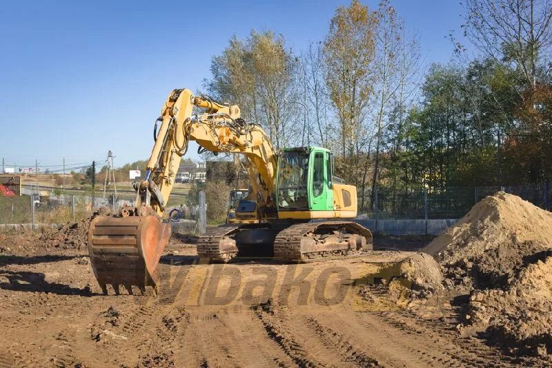 2009 Liebherr R914C crawler excavator, side view