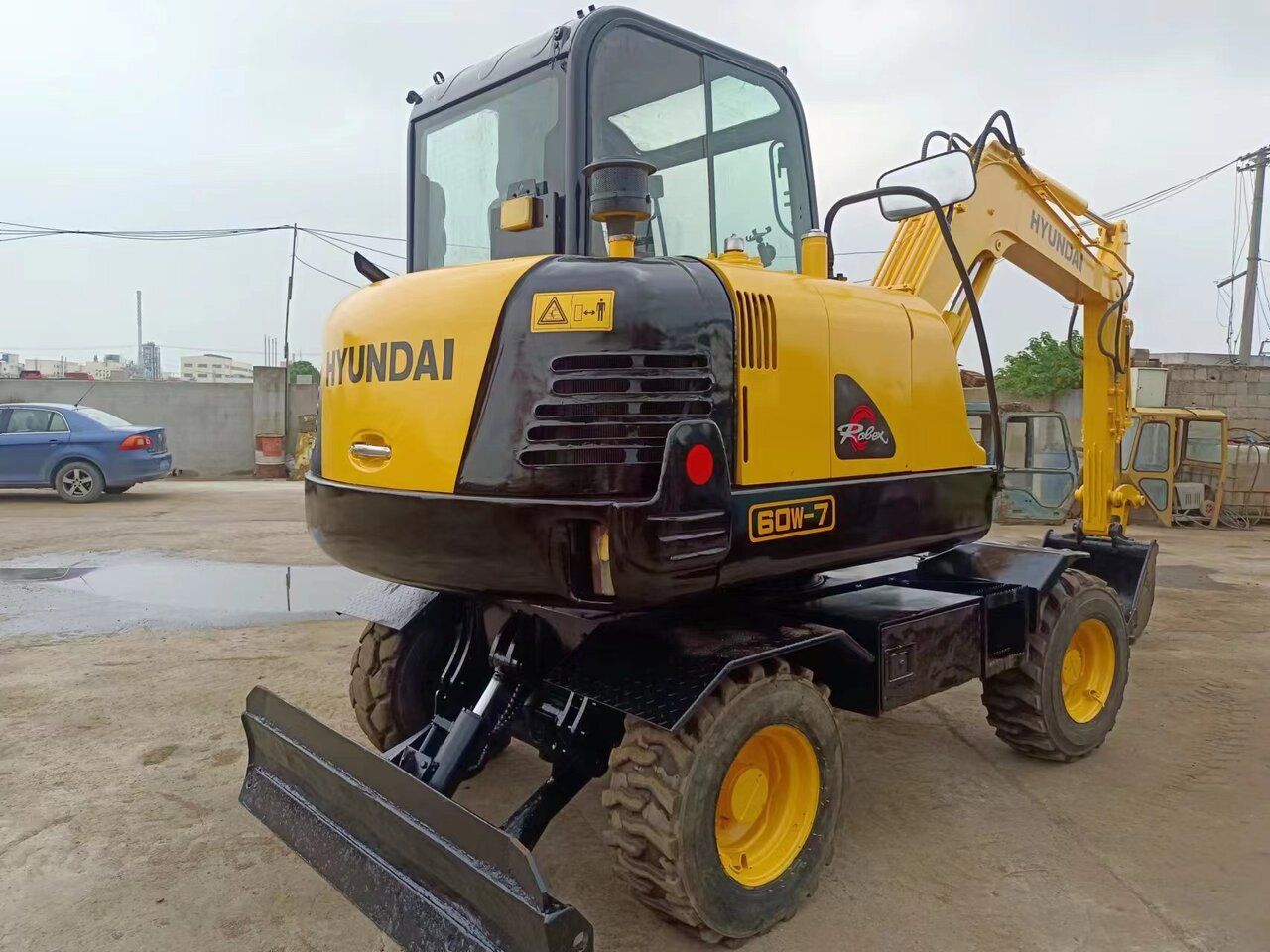 2016 Hyundai 60W-7 wheel excavator, rear three-quarter view 2016 Hyundai 60W-7 wheel excavator, rear three-quarter view