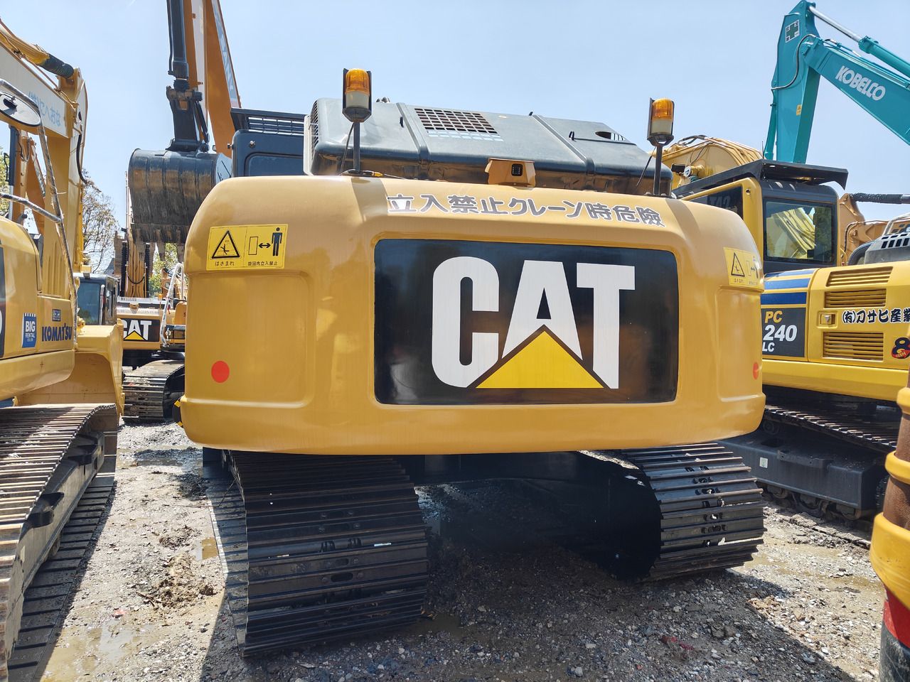 2025 Caterpillar 320D2 paletli ekskavatör, arkadan görünüm